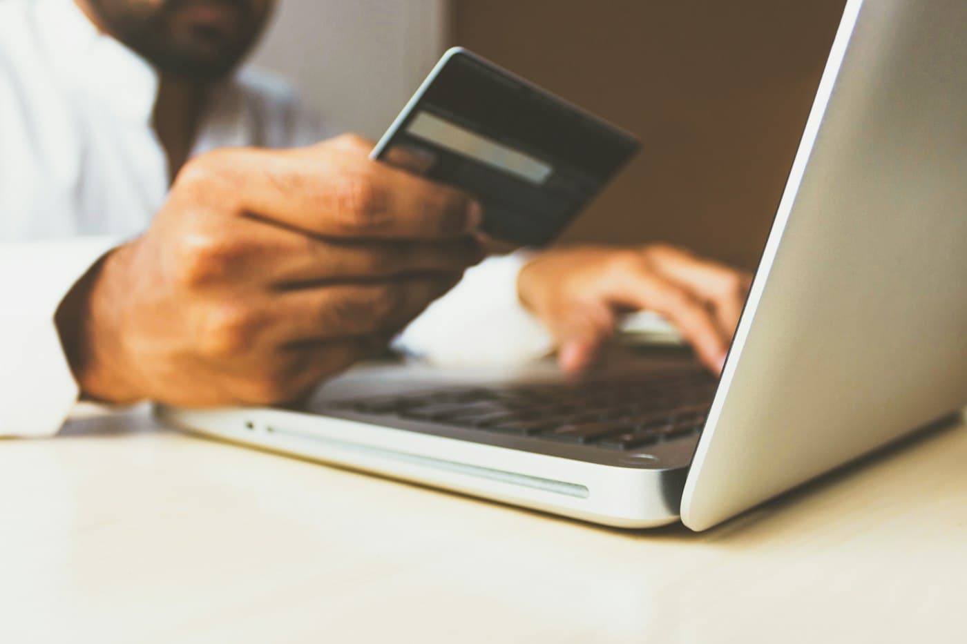 Achat en ligne avec carte bancaire sur ordinateur portable